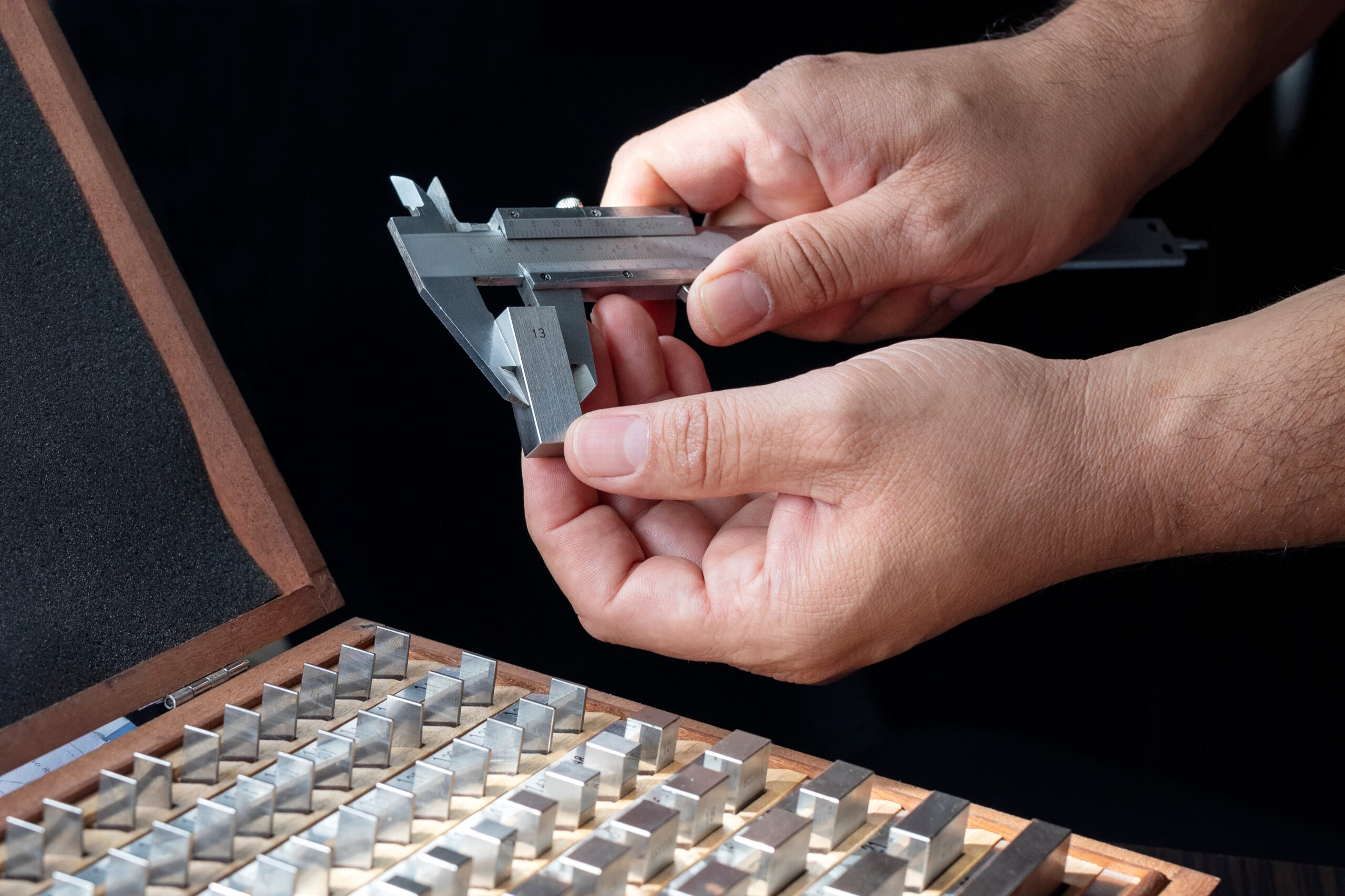 Worker,Is,Calibrating,To,Vernier,Caliper,With,Gauge,Block.,Gauge
