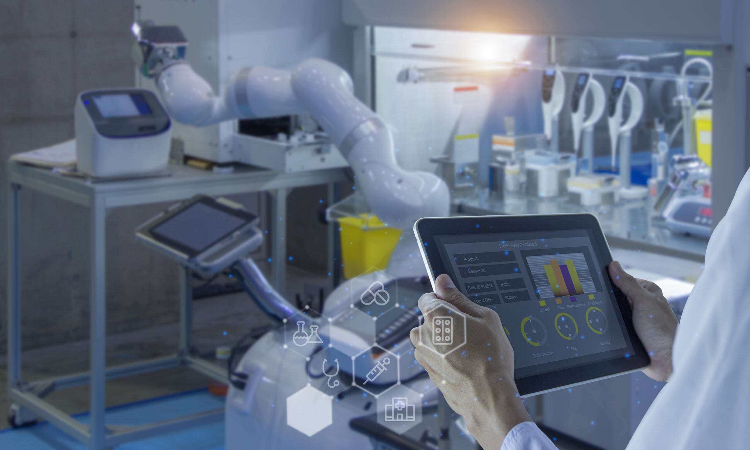 Expert,Staff,Are,Using,Laptops,To,Check,And,Maintain,Smart