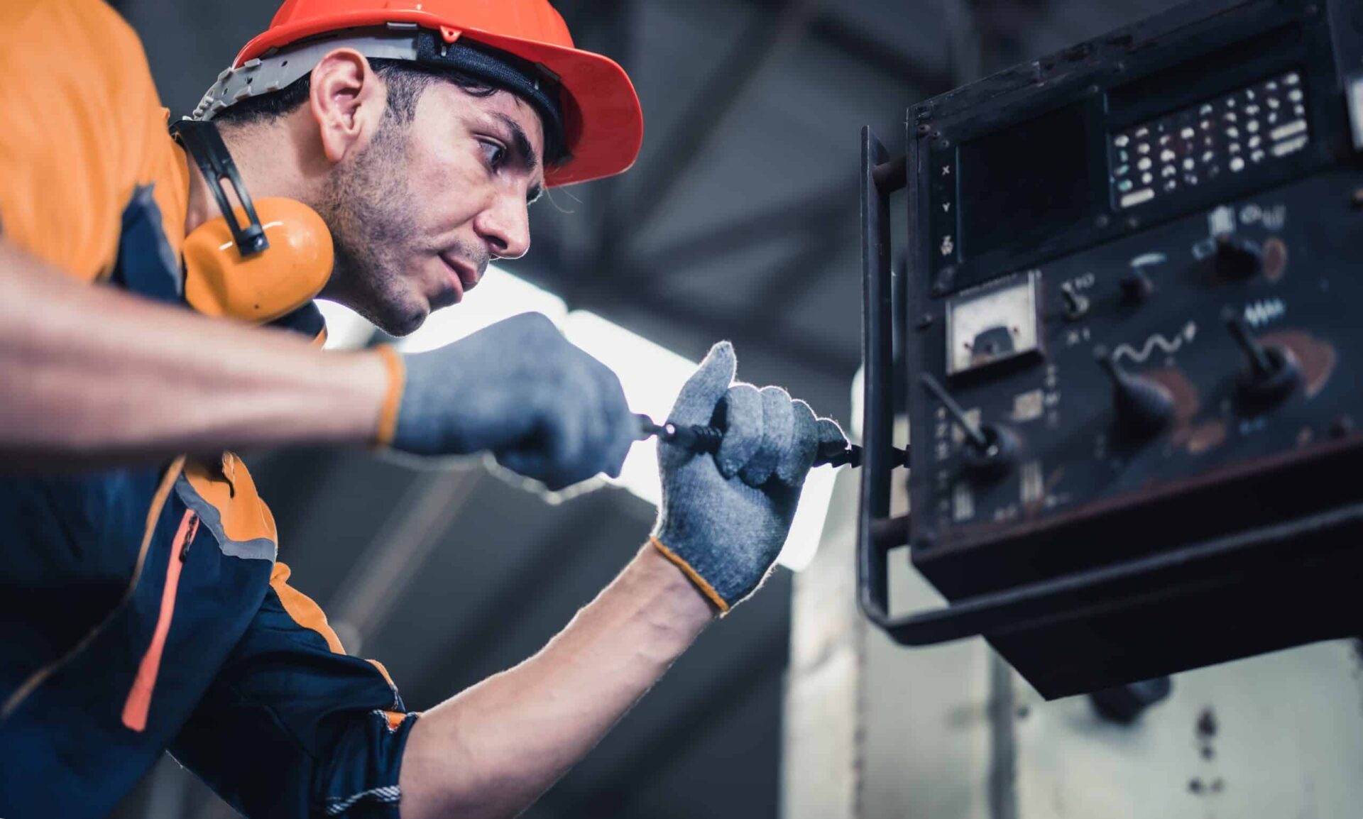 Skilled,Mechanical,Technicians,Tighten,,Loosen,Components,With,Screwdriver,To,Perform