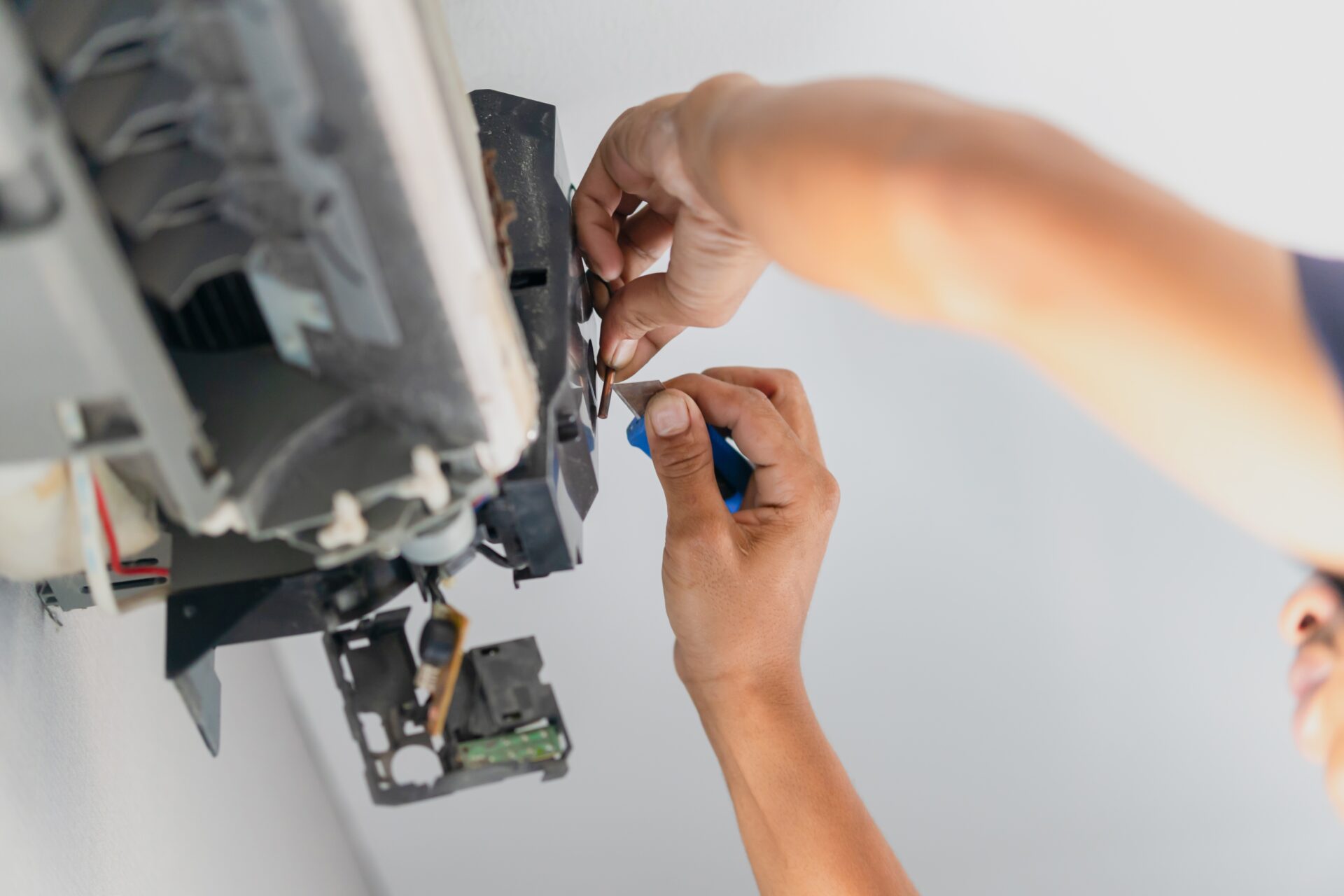 Technician,Checking,Thermistor,,Repairman,Fixing,Air,Conditioning,System,,Technician,Service